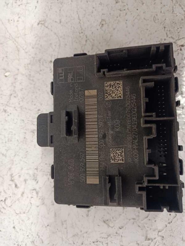 BOITIER PORTE VW 5Q0959592F - Vue 1